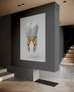 "Geometría Dental: La Joya de Oro y Blanco."